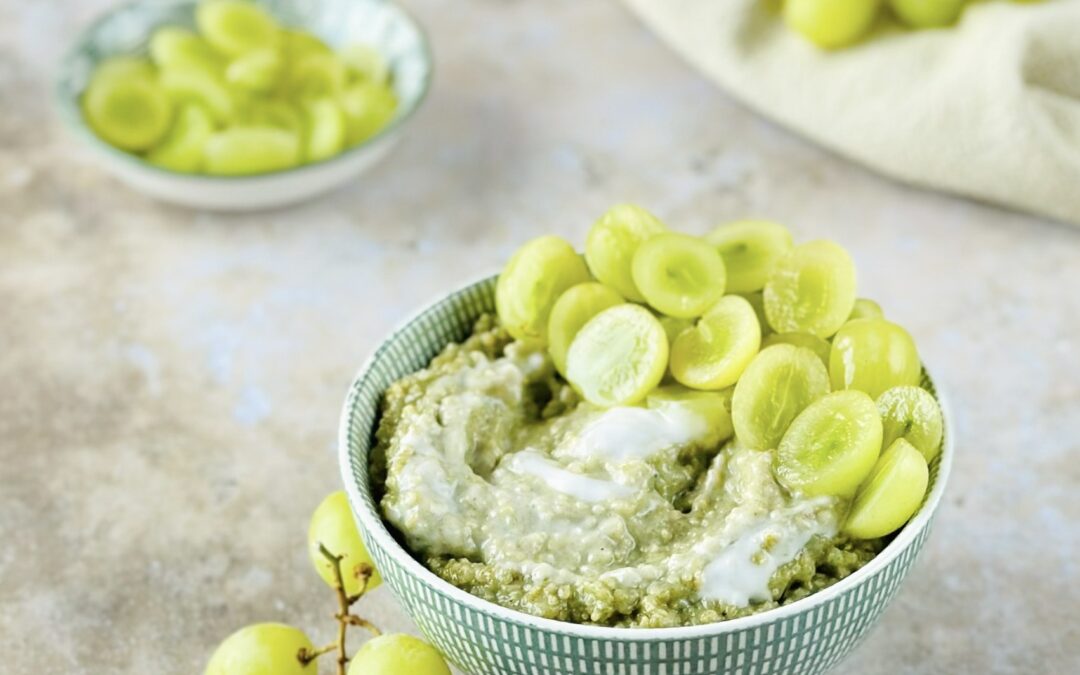 Vanille Matcha Kokos Quinoa Porridge mit Trauben